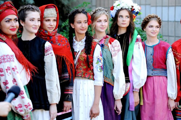 Живий календар народних костюмів Луганщини